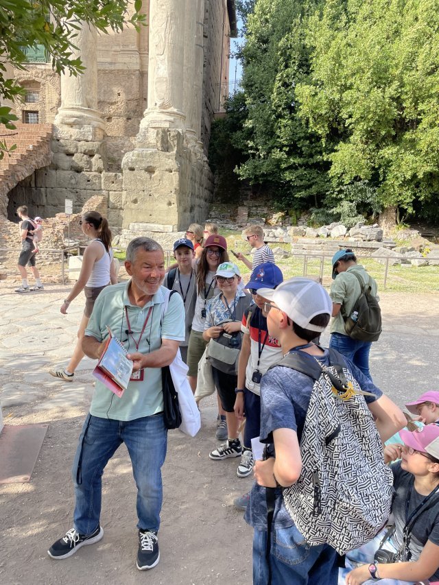 Lors de la journée la plus longue et chaude, les élèves arrivent encore à poser des questions au guide, au coeur du forum.