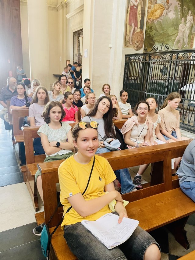 Un repos bien mérité sur une des collines de Rome, dans l'église de la Trinita dei Monti.
