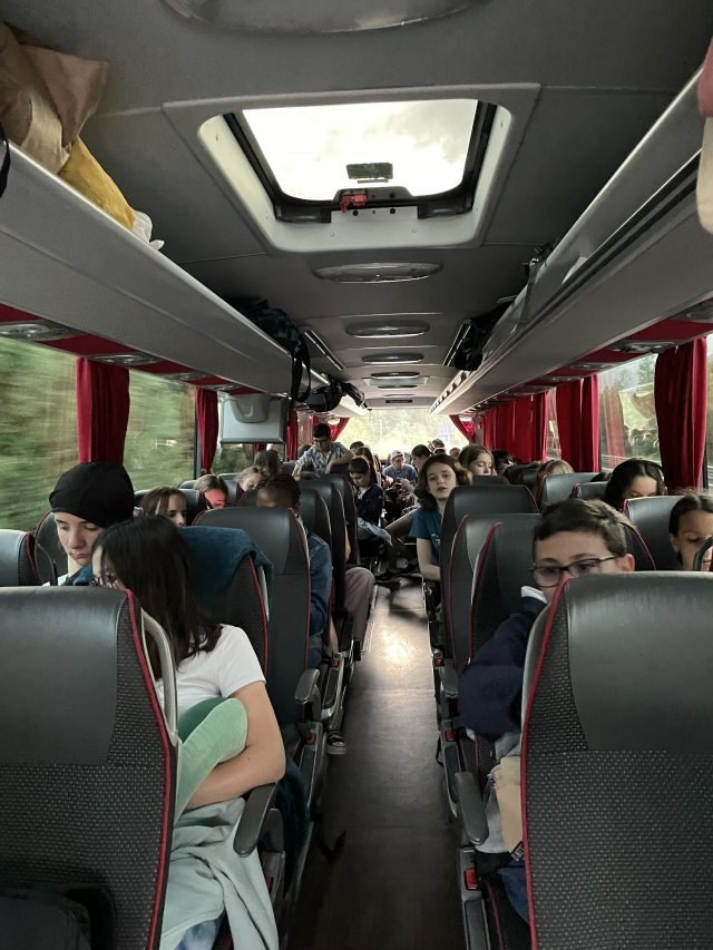Nous avons passé un certain nombre d'heures dans le car, mais les élèves ont su s'occuper. Nous avons pu écouter les prestations vocales de certains professeurs, qui resteront dans les mémoires...